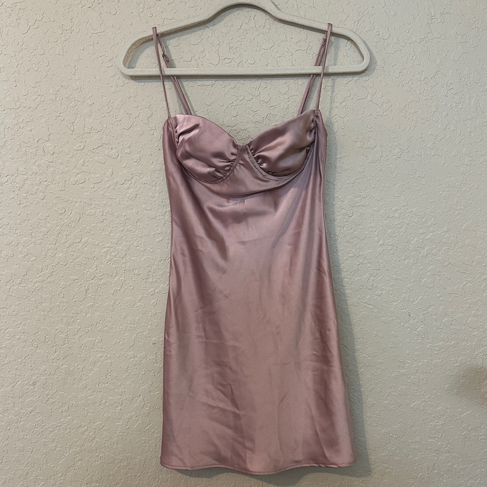 Beige batony Pink Satin Slip Dress z